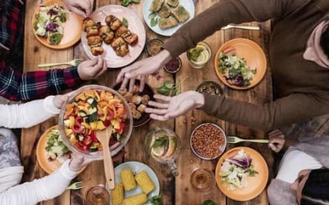 EATING TOGETHER TO IMPROVE MENTAL HEALTH